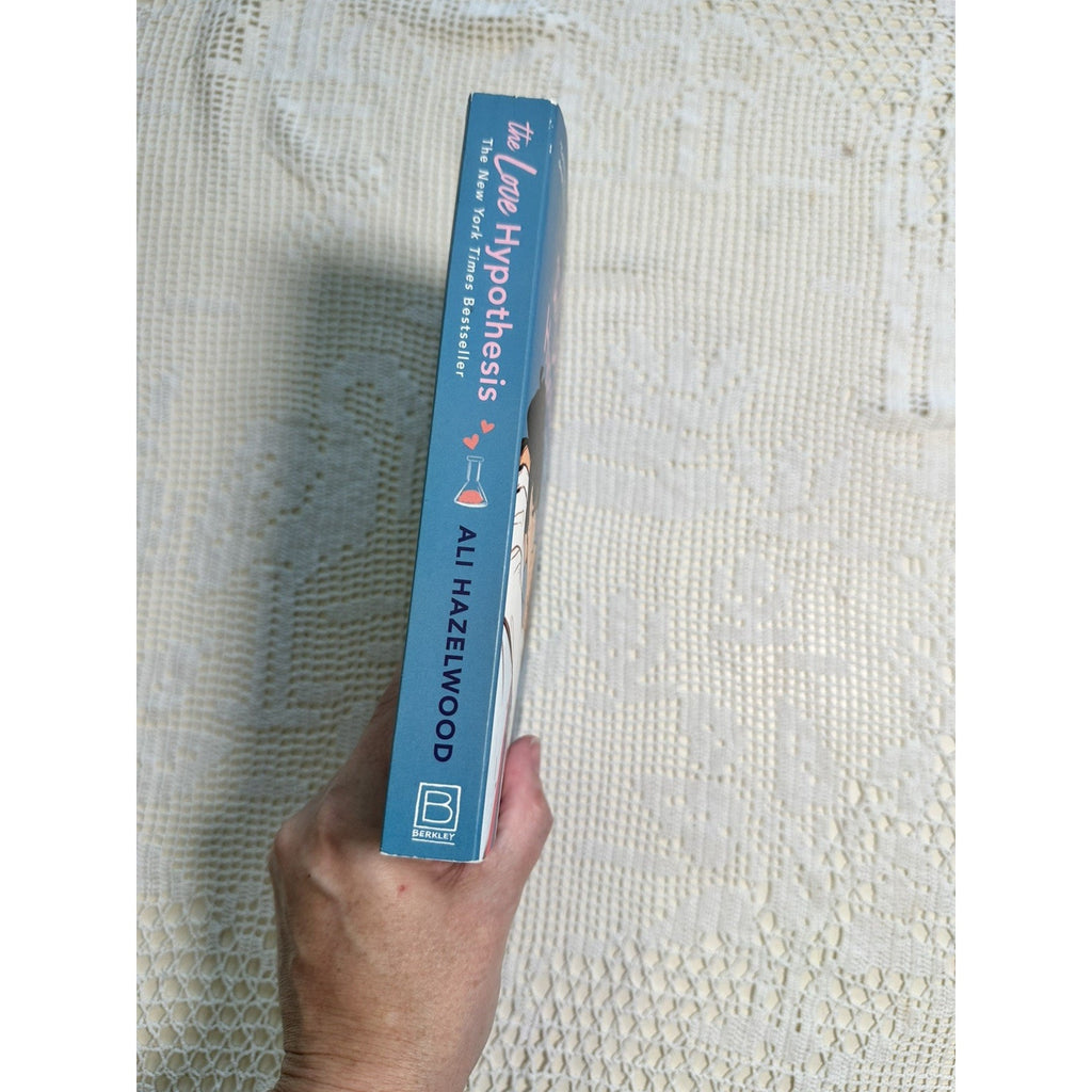 Ali Hazelwood The Love Hypothesis 2021 Trade Paperback Illustrated (Jove)